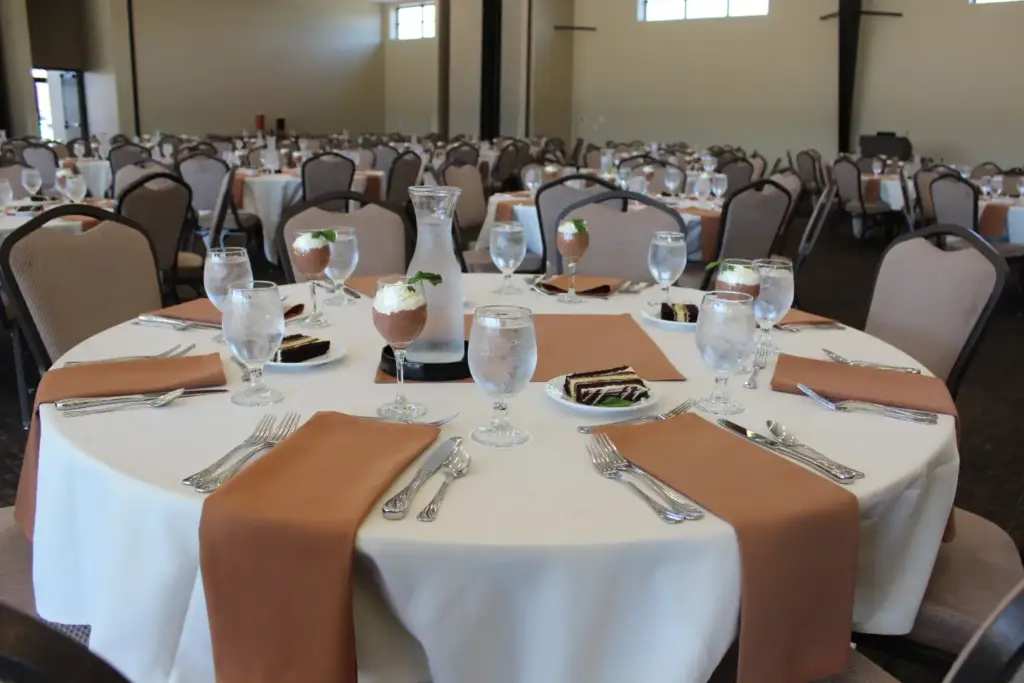 layout tablescape white tan