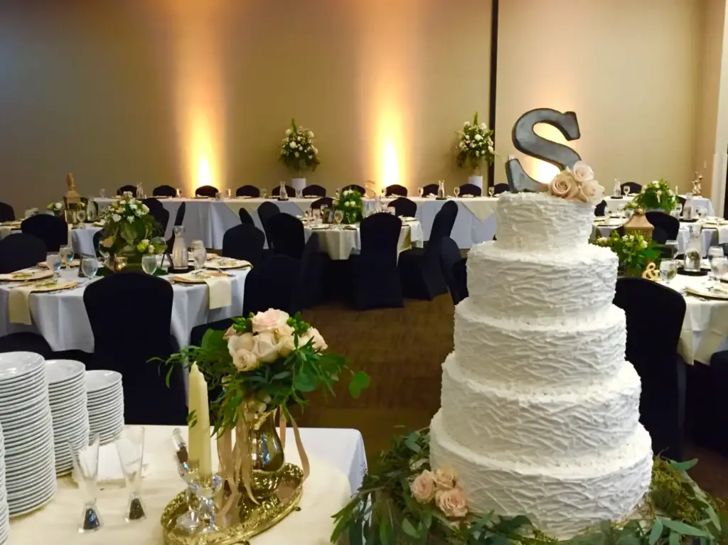layout wedding uplights cake